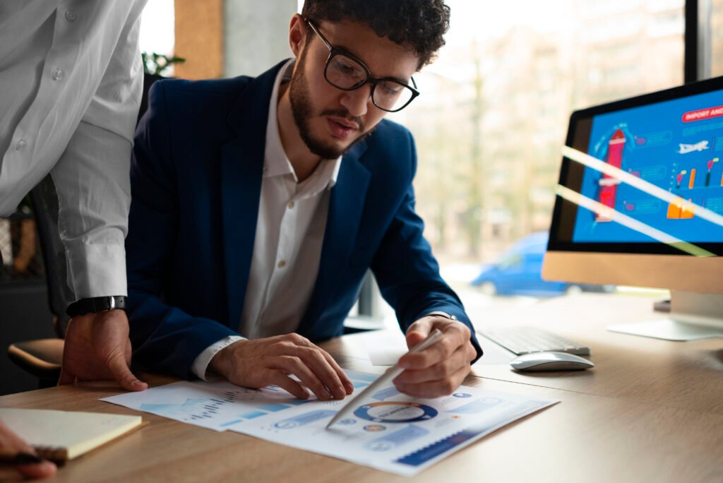 people-analyzing-checking-finance-graphs-office-1024x684 Franquias 2024: Oportunidades e Tendências para Empreendedores